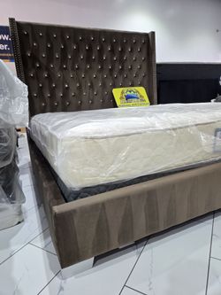 King sizes bed with mattress
