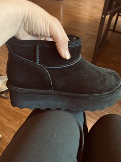 Cozy black winter boots. Durable and stylish. Ideal for cold weather.