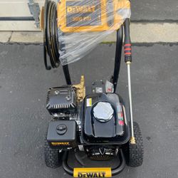 DEWALT 3600 PSI 2.5 GPM Gas Cold Water Professional Pressure Washer with HONDA GX200 Engine