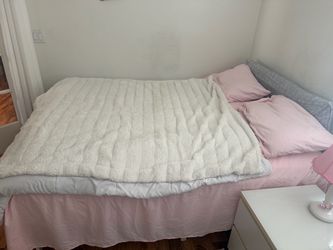 Queen Size Bed 2 Nightstands matching Rug available too