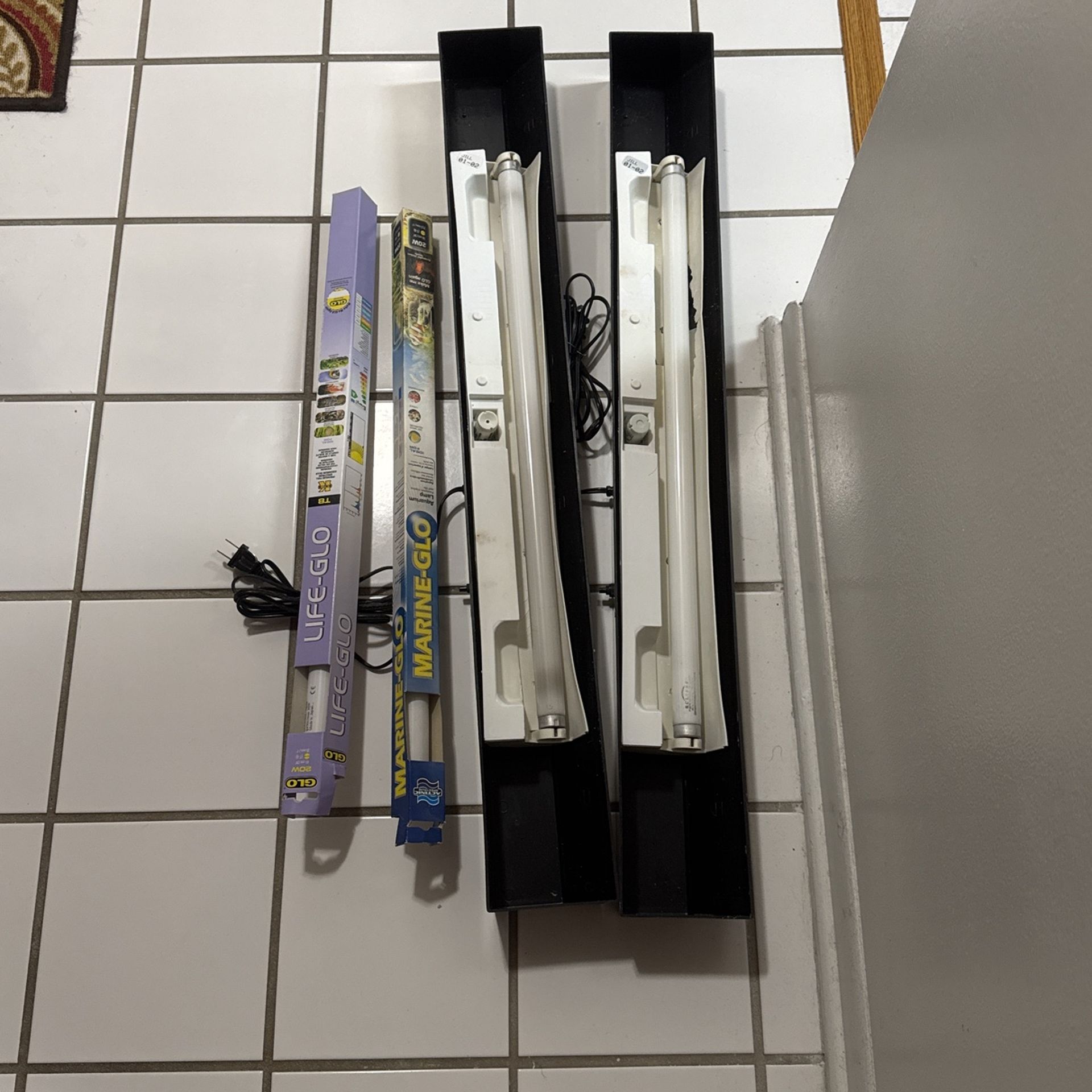 Aquarium Lights 36 Inches Long In Good Condition And Two Extra Light Bulbs Brand New All For $40