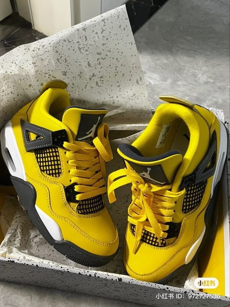 Jordan 4 Retro Lightning
