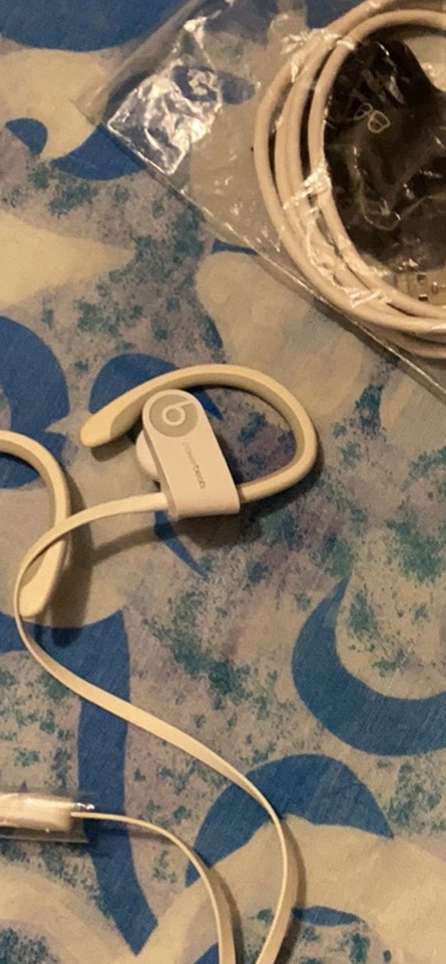 White Powerbeats 2