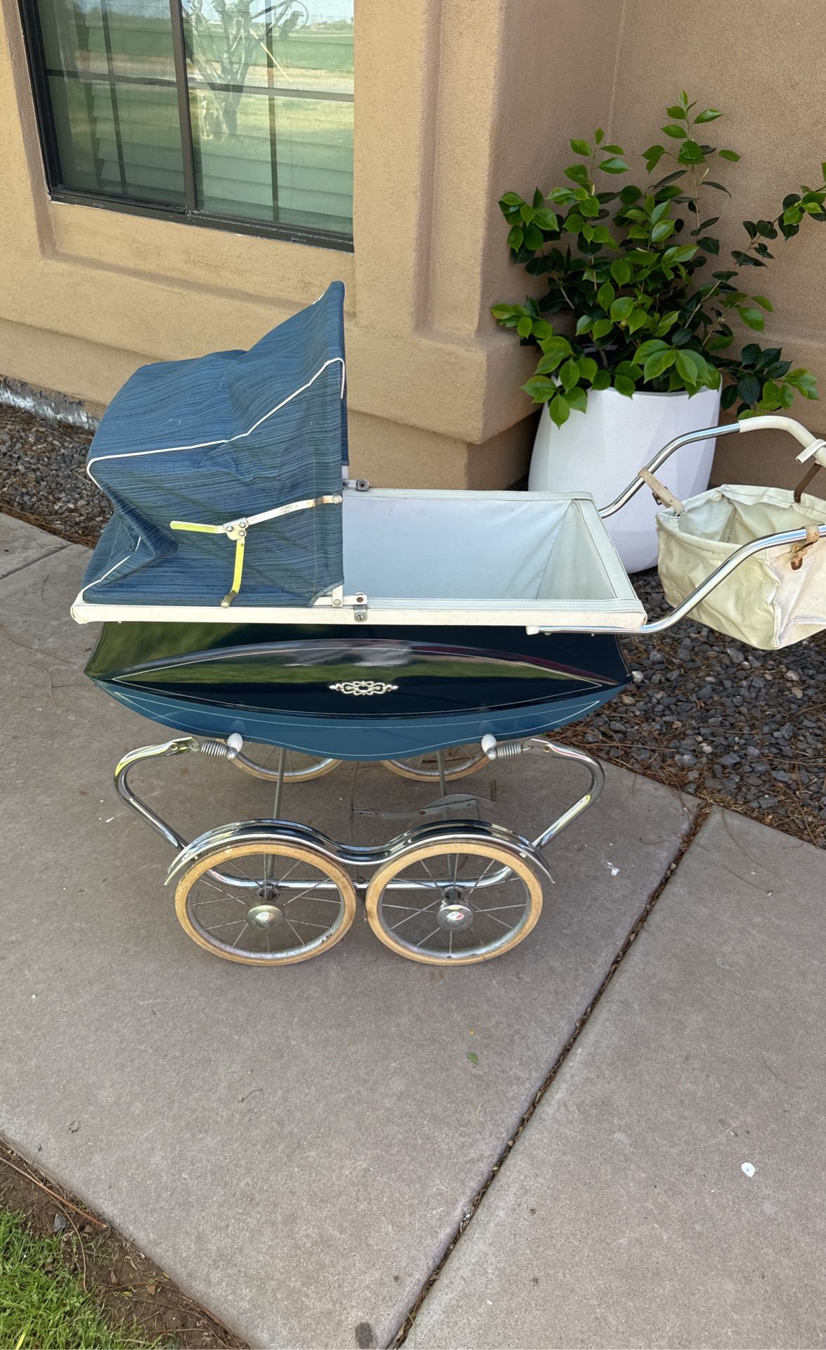 Antique 1950/1960 Built-Rite Baby Carriage $175