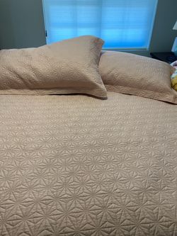 King bedspread and 2 shams with pillows