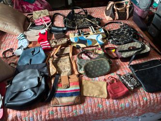 Purses,diferent sizes,models,and brands