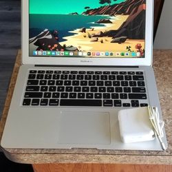 Macbook Air 2017 (13-inch, with Microsoft Office And Final Cut Pro)