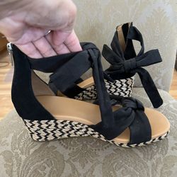 UGGS Women’s Wedge  Shoes Sz 81/2 Black