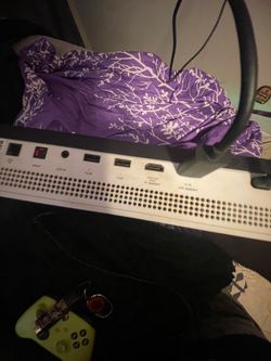 Xbox one 600 Gb Runs Like Brandnew comes with 4 controllers make an offer