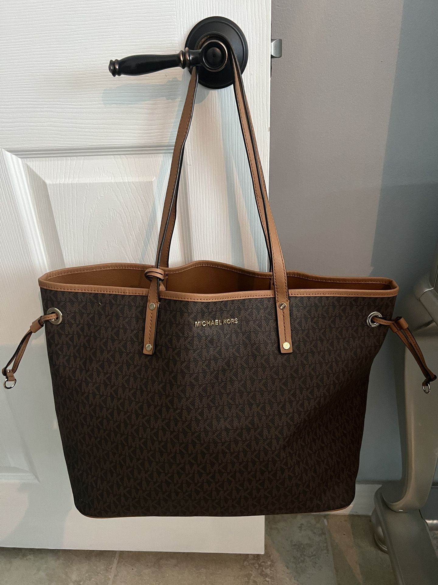 🌟Beautiful Michael  Kors  And Matching Wallets For A Steal🌟