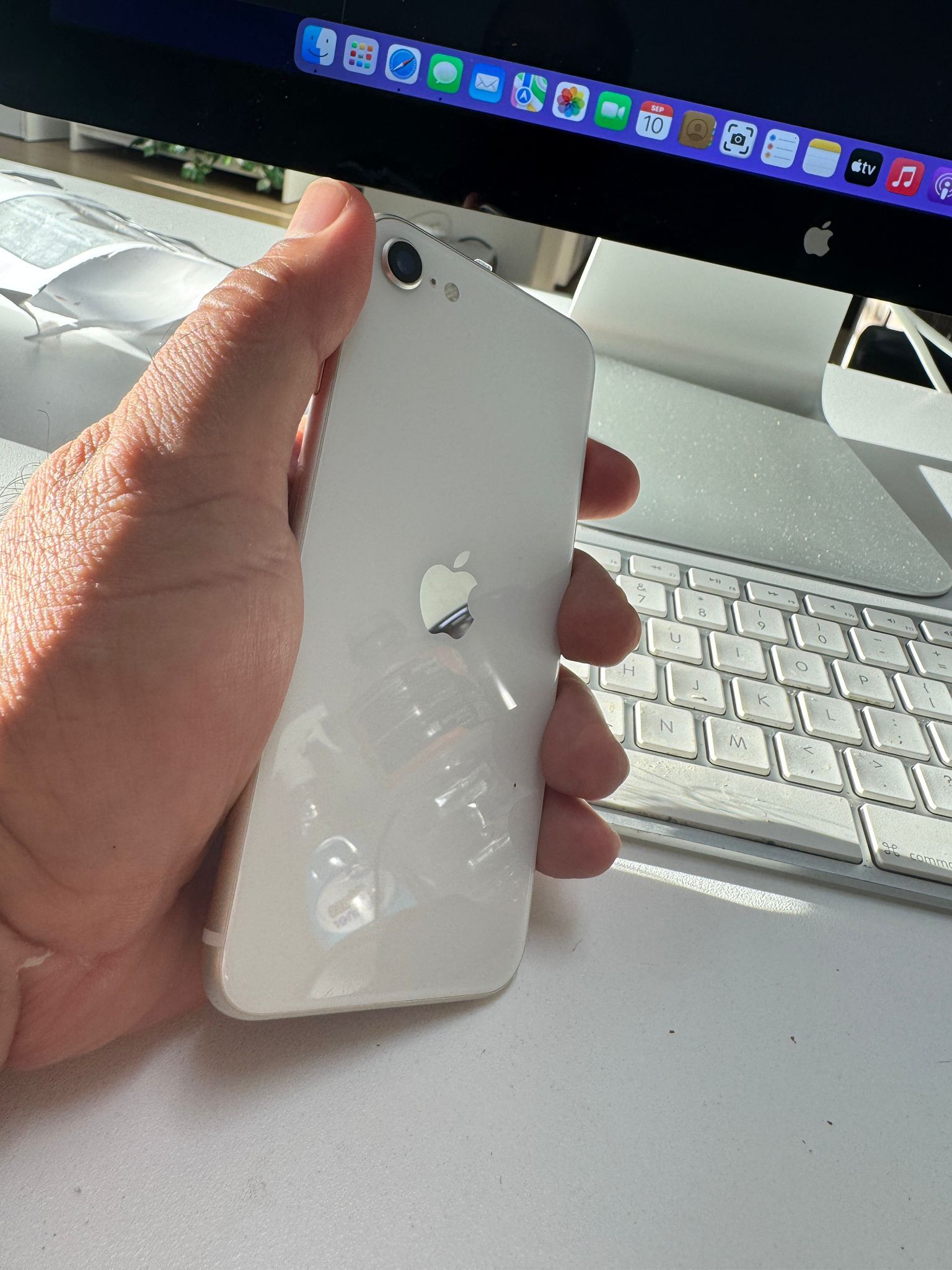 iPhone SE 3rd generation 64 latest iOS it’s unlocked and works with all carriers worldwide