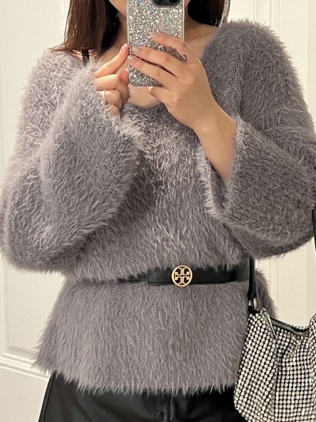 Fuzzy V-Neck pullover sweater, Size m fits L