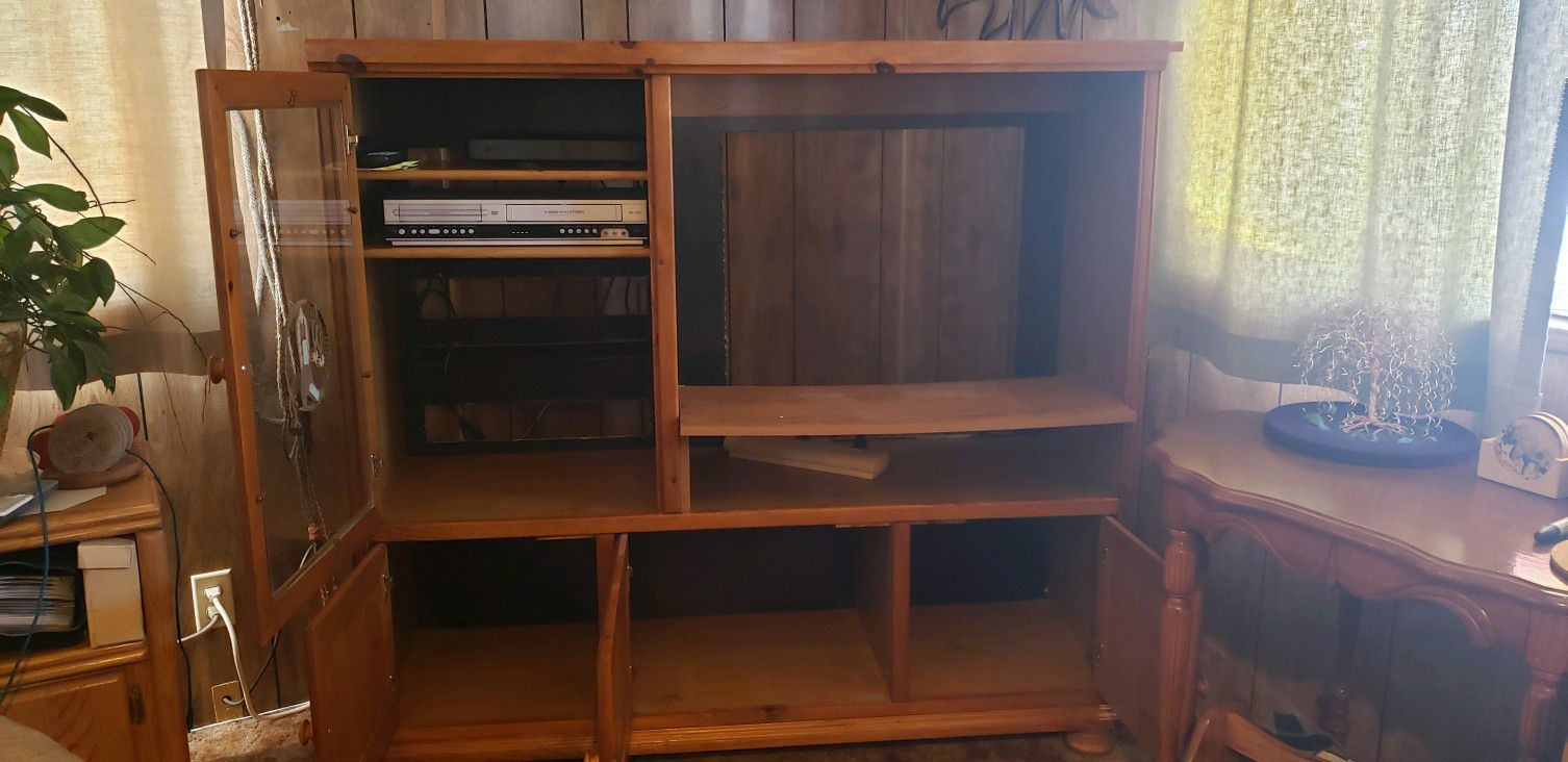TV Console With 2 Lower Cupboards & Upper Glass Cupboard