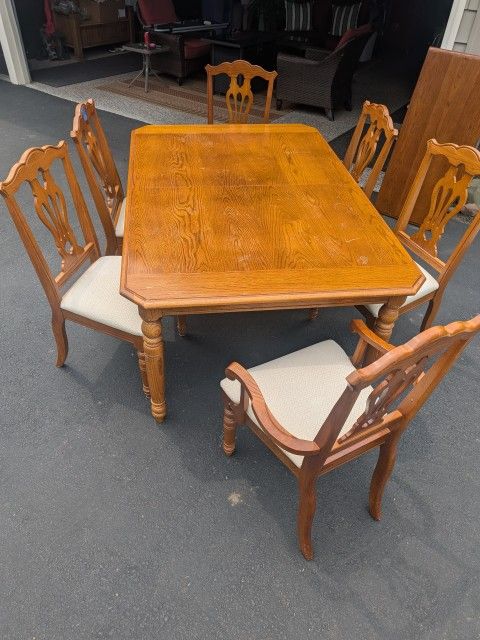 Dinning Room Table With A Leaf & 6 Chairs