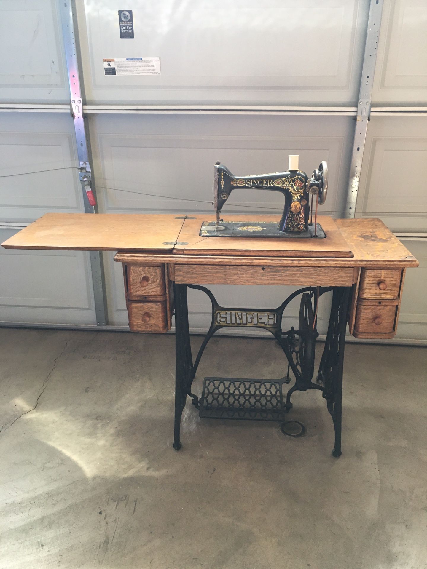 1915 Antique Singer Treadle Pedal Sewing Machine & Wood Cabinet