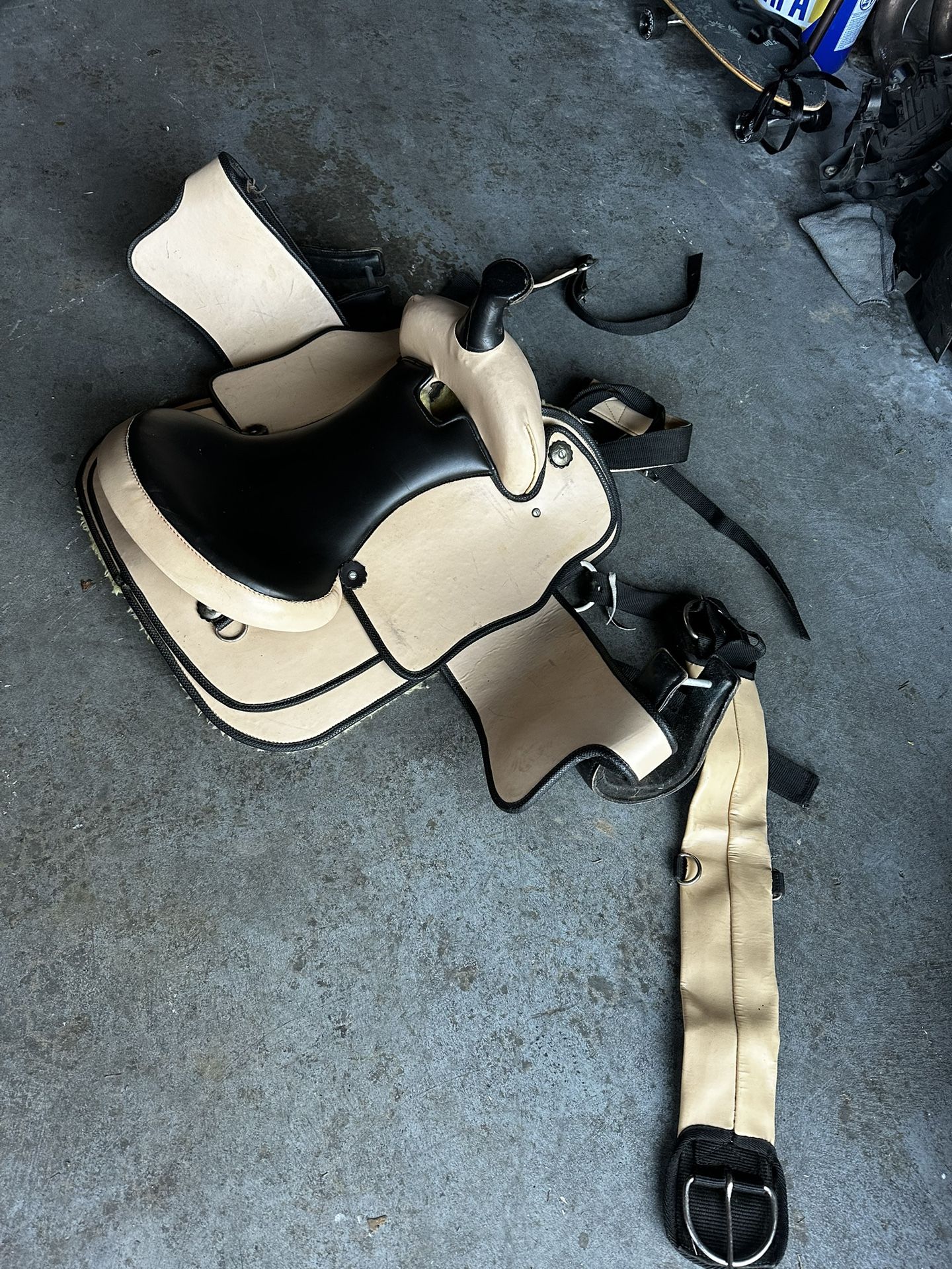 Horse saddle for riding