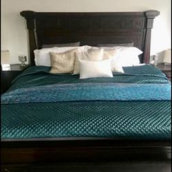 Bed set cal king Wood With Dressing table With Mirror And 2 Side Table Very Clean  