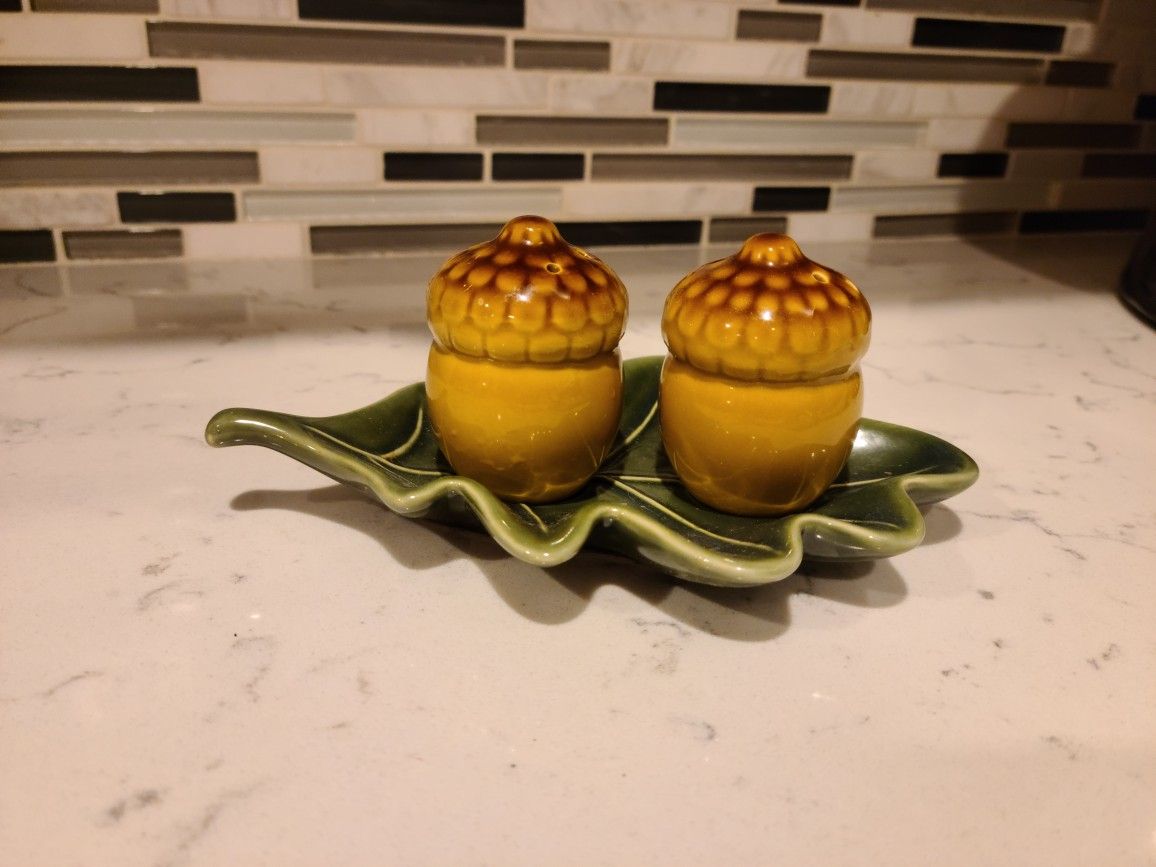 Leaf And Acorn Salt and Pepper Shaker Set
