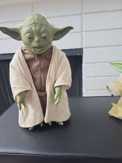 Star Wars Yoda Figure with Fabric Robe
