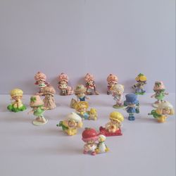 Vintage Strawberry Shortcake Miniatures Lot Set 17 Dolls!!!! .