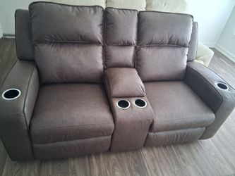 Sofa reclinable de dos plazas con portavasos en el centro