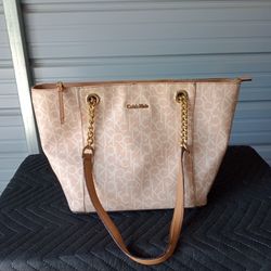 CALVIN KLEIN
Hayden Large Signature Tote