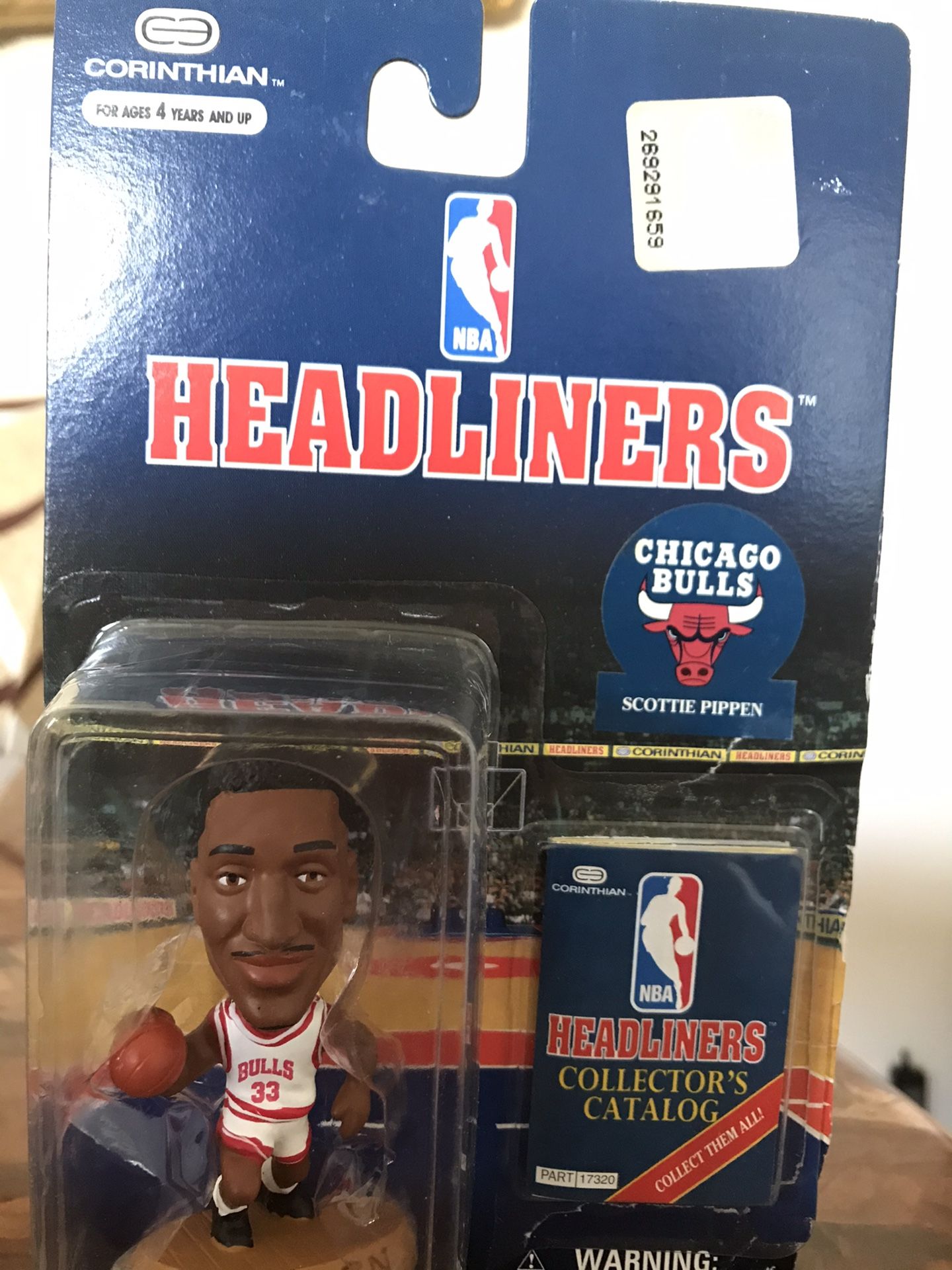 Scottie Pippen Chicago Bulls 3 Inch 1997 NBA Headliners Basketball Collector Figure