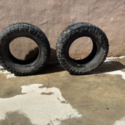 Gratis 2 Llantas De Troca  Buenas Condiciones 