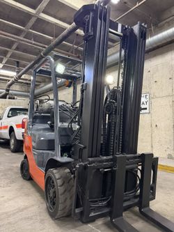 TOYOTA M8 forklift,6600 lb, 3 stage, side shift 