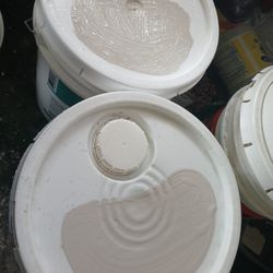 2 Pinturas Nuevas Semi Gloss Behr $125 Cada Una Color Cremita