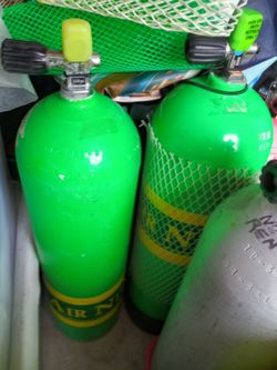 Pair of pristine aluminum 80 scuba cylinder/ tanks