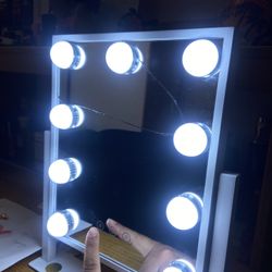 Vanity Mirror (Cracked) 