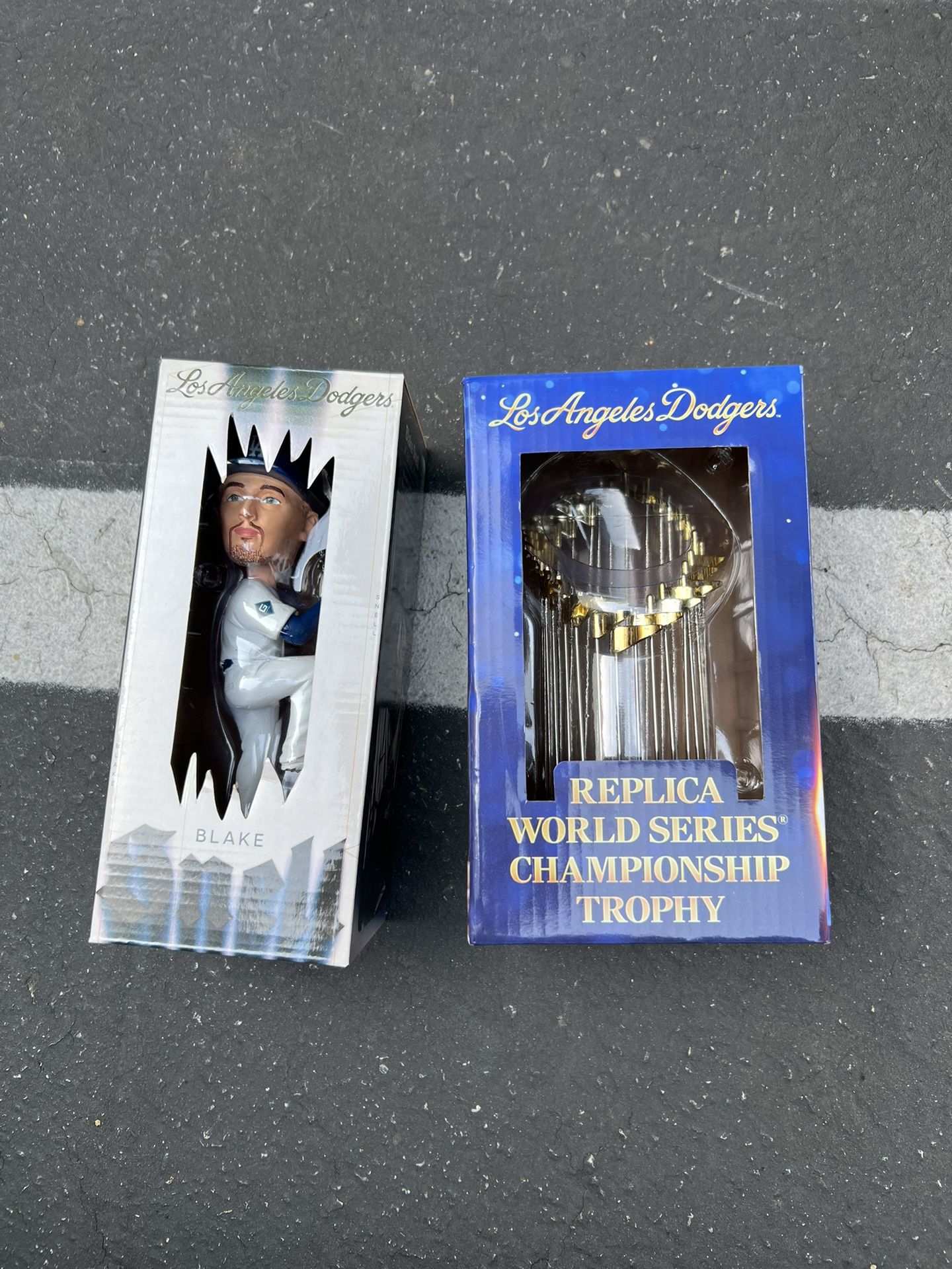 LOS ANGELS DODGERS WORLD SERIES REPLICA TROPHY & BLAKE SNELL BOBBLEHEAD
