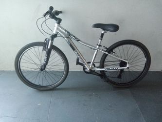 BICYCLE CANNONDALE 6 SPEED SIZE 24 BRAND NEW