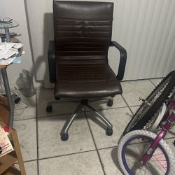 Ayustable Suivel Chairs Good Condition 