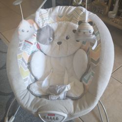 Fisher Price Deluxe Bouncer/Mobile/Calming Vibrations 