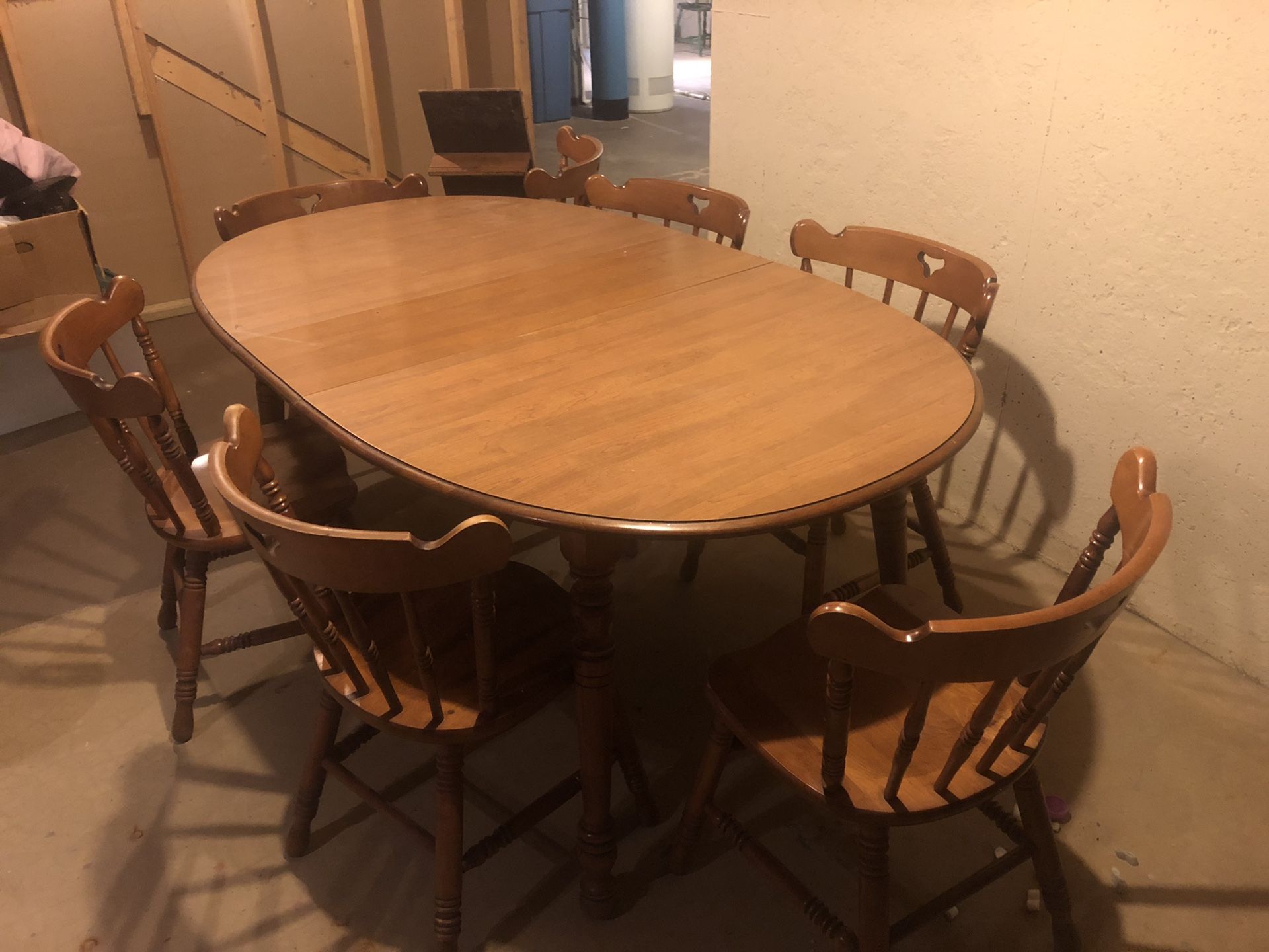 Kitchen table with two leaves and 7 chairs