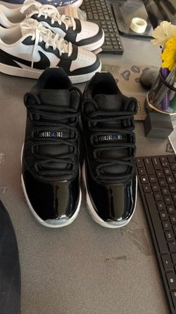 Black Jordans size 10.5