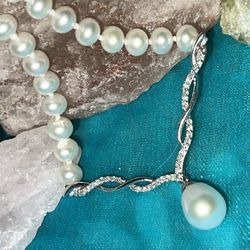 🕊 10K Gold Diamond & Pearl Necklace