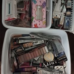 New & Sealed Makeup. 🥰 Semana Santa New Offer 🙏🏻Holy week New Offer 

EXCLUDES Eyeshadow palettes!! 

10 makeup Products+ 1 One 40oz Stainless Stee