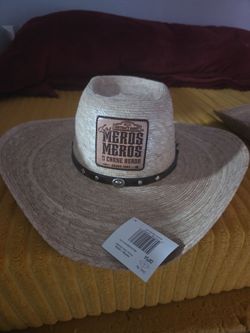 Visión general creada por IA                      Este sombrero de vaquero de paja color beige presenta un parche de cuero "Los Meros Meros Carne Asad