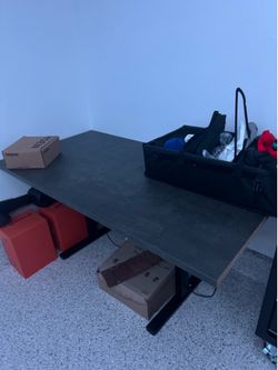 Table with hydraulic