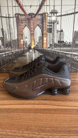 W Nike Shox R4 Ironstone Off Noir Size 8