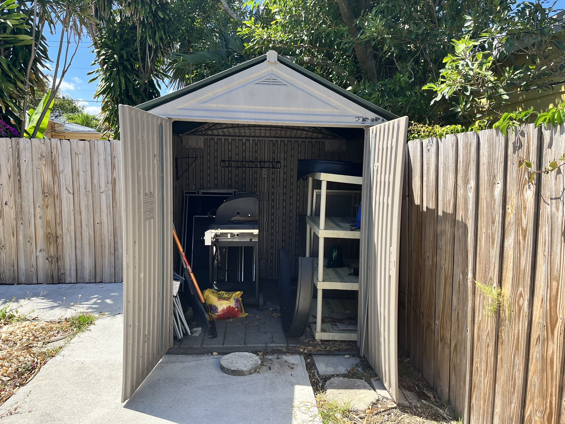 Rubbermaid outdoor garden storage box. 60 inches wide 26 inches deep and 27  inches high.$65 for Sale in North Palm Beach, FL - OfferUp