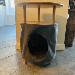 Table / Nightstand And Cat/dog Hide Out 