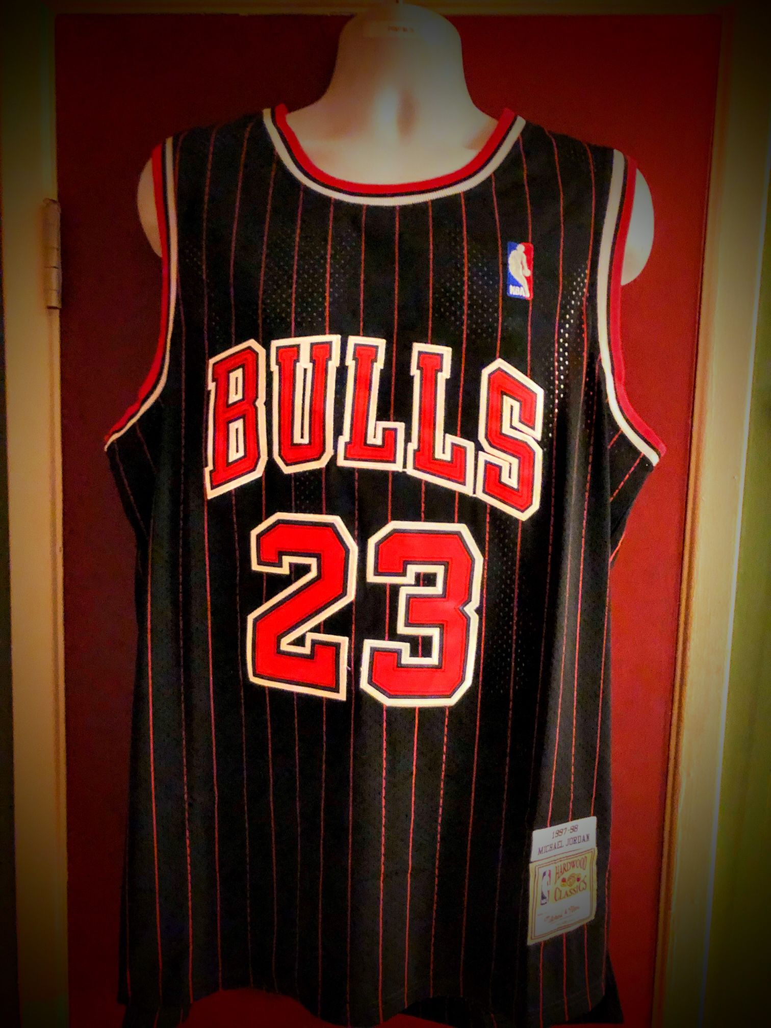 Chicago Bulls Basketball Baseball Jersey Large SEWN Red/Black NBA