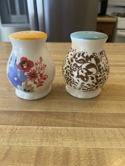 Pioneer Women Set Salt N Pepper And Basket