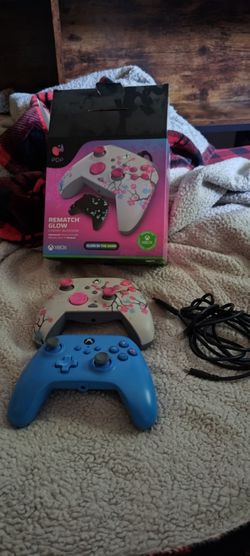 2 wired Xbox controllers