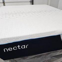 LIKE NEW! Nectar Classic Queen Hybrid Mattress - Delivery Available