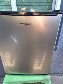 WHIRLPOOL MINI FRIDGE IN EXELENT WORKING CONDITION FOR ONLY $50 (PRICE IS FIRM)